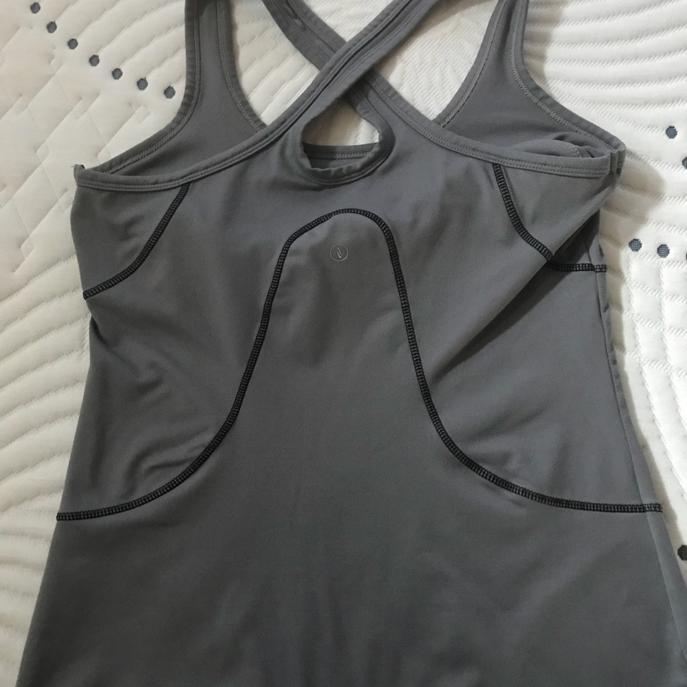 Workout top - Picture 2 of 3